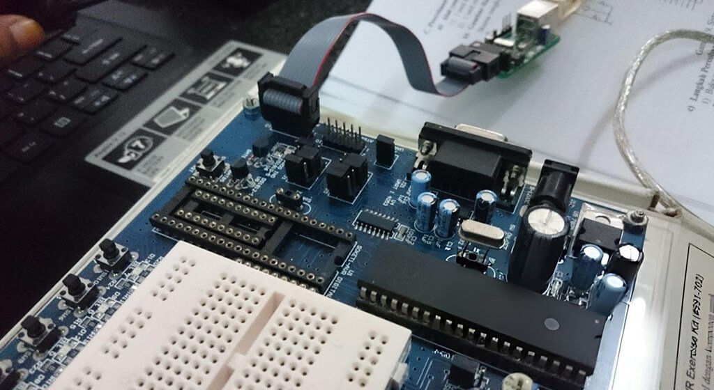 Can the Board Be Programmed and Debugged